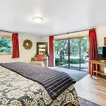 Triple Pines Lodge