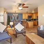 Das Bavarian Condo, 5 Star Ground Floor Unit, Walk To Town, Sleeps 6