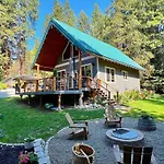 Riverfront Chalet Near Skiing, Lakes, Mtns & Leavenworth