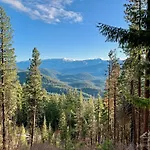 Riverfront Chalet Near Skiing, Lakes, Mtns & Leavenworth