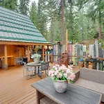 Leavenworth Cabin With Deck, Hot Tub And Game Room!