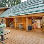 Leavenworth Cabin With Deck, Hot Tub And Game Room!