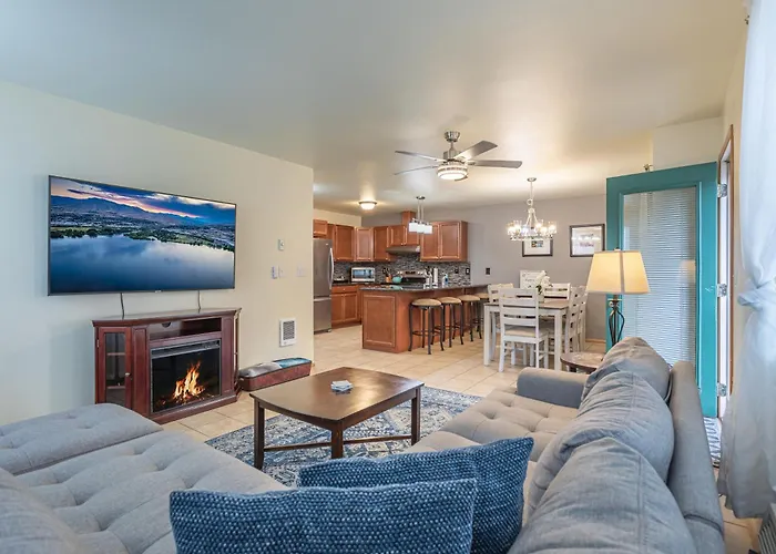 Walk To Downtown Leavenworth * Sleeps 6 + Pets * Ground Level Gem!