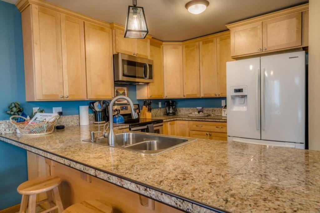 Bavarian Condo, 5 Star Ground Floor Unit, Walk To Town, Sleeps 6