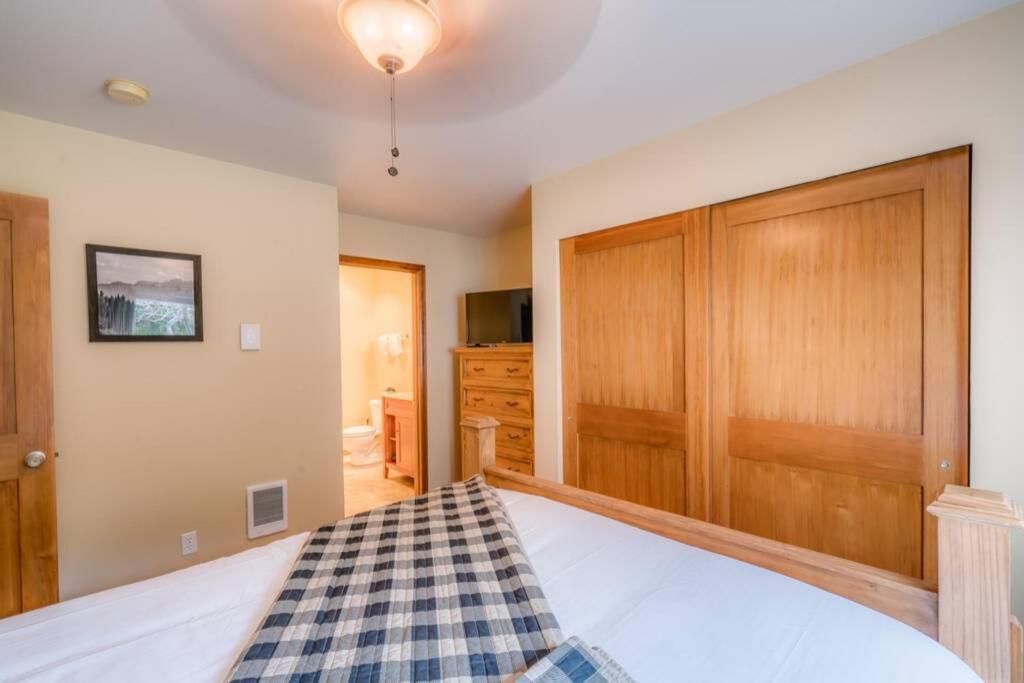 Bavarian Condo, 5 Star Ground Floor Unit, Walk To Town, Sleeps 6 *