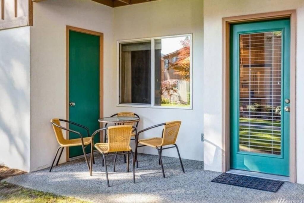 Bavarian Condo, 5 Star Ground Floor Unit, Walk To Town, Sleeps 6 Holiday home