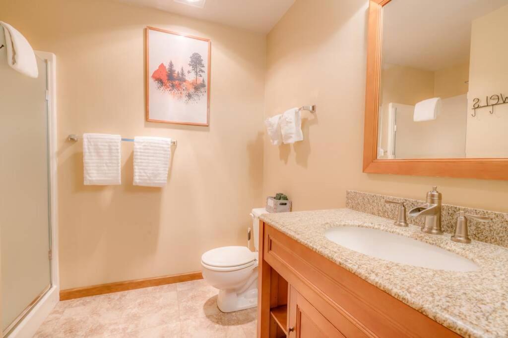 Bavarian Condo, 5 Star Ground Floor Unit, Walk To Town, Sleeps 6 Holiday home