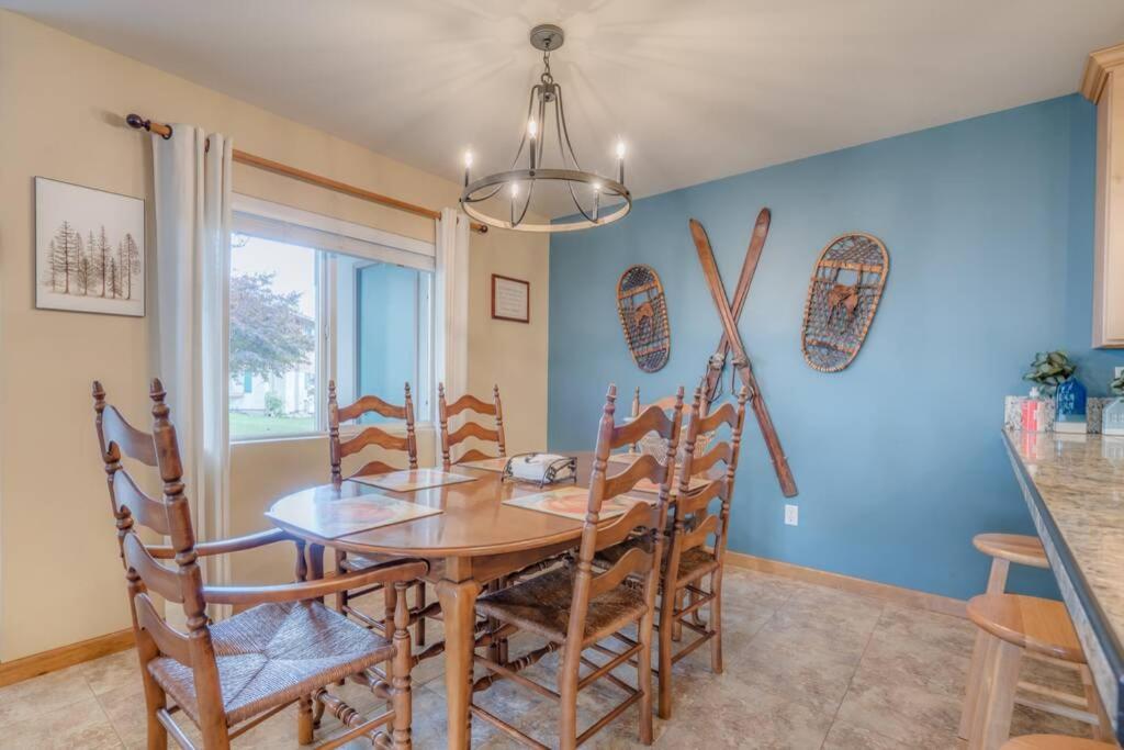 Bavarian Condo, 5 Star Ground Floor Unit, Walk To Town, Sleeps 6 *