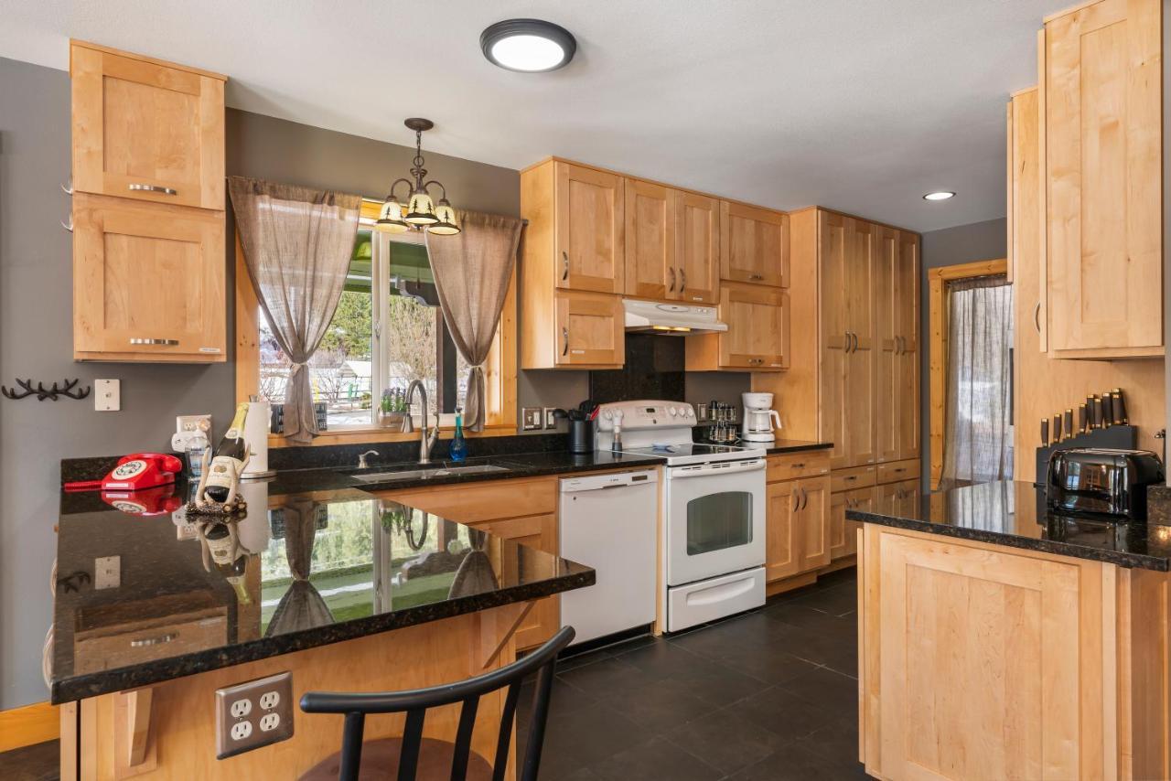 Wander Inn, 4 Bedroom 2 Bath, 5 Min To Downtown, Custom Holiday home *