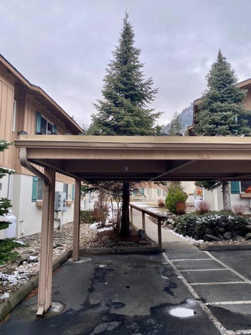 Walk To Downtown * Sleeps 6 + Pets * Ground Level Gem! *
