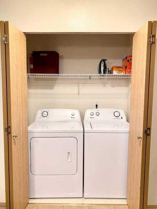 Walk To Downtown * Sleeps 6 + Pets * Ground Level Gem!