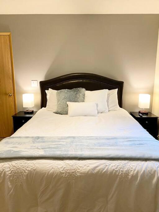 Walk To Downtown * Sleeps 6 + Pets * Ground Level Gem! Apartment