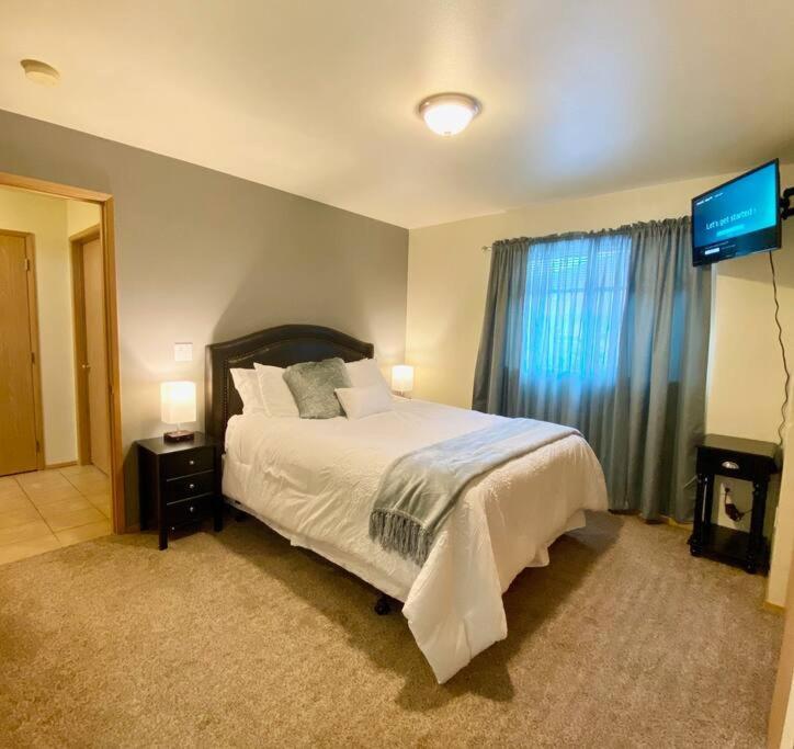 Walk To Downtown * Sleeps 6 + Pets * Ground Level Gem! *