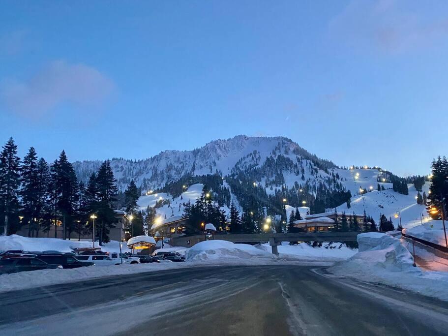 Walk To Downtown * Sleeps 6 + Pets * Ground Level Gem! *