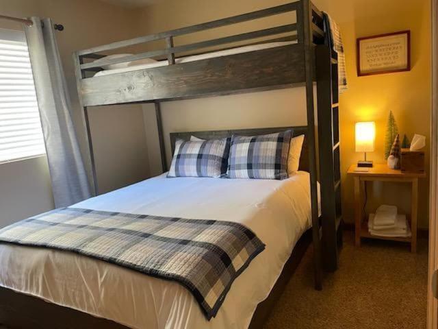 Bavarian Condo, 5 Star Ground Floor Unit, Walk To Town, Sleeps 6