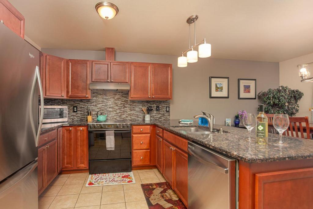 Apartment Walk To Downtown * Sleeps 6 + Pets * Ground Level Gem! Leavenworth