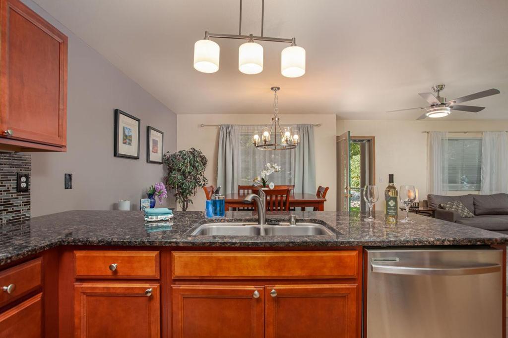 Apartment Walk To Downtown * Sleeps 6 + Pets * Ground Level Gem! Leavenworth