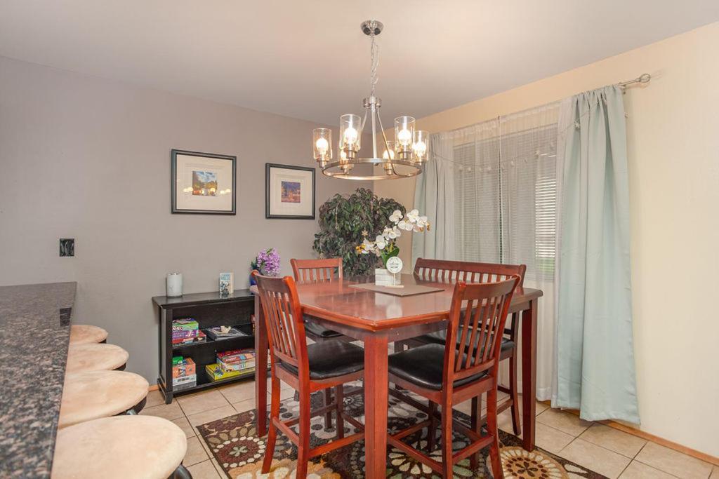 Walk To Downtown * Sleeps 6 + Pets * Ground Level Gem! Apartment