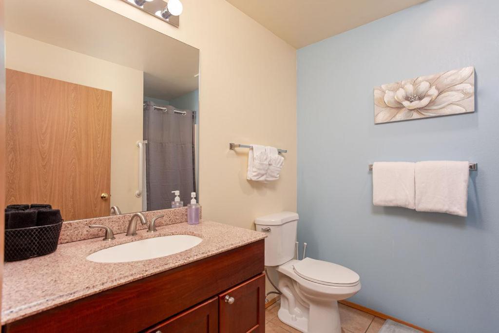 Apartment Walk To Downtown * Sleeps 6 + Pets * Ground Level Gem! *