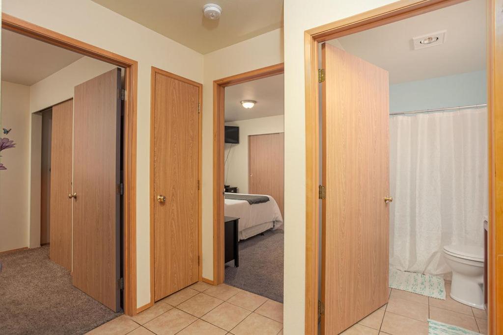 Walk To Downtown * Sleeps 6 + Pets * Ground Level Gem!