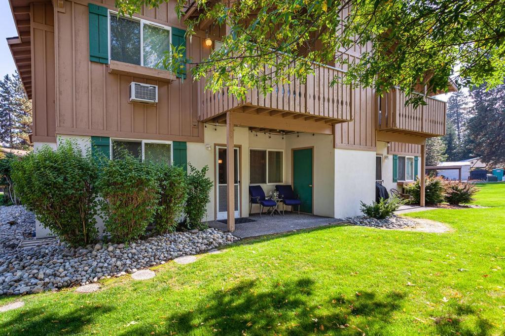 Apartment Walk To Downtown * Sleeps 6 + Pets * Ground Level Gem!