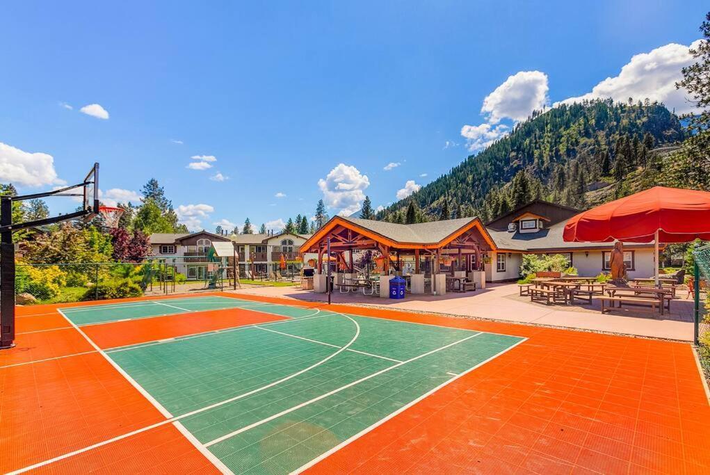 Apartment Adventurer's Escape At Icicle Village With Pool And Hot Tub Leavenworth