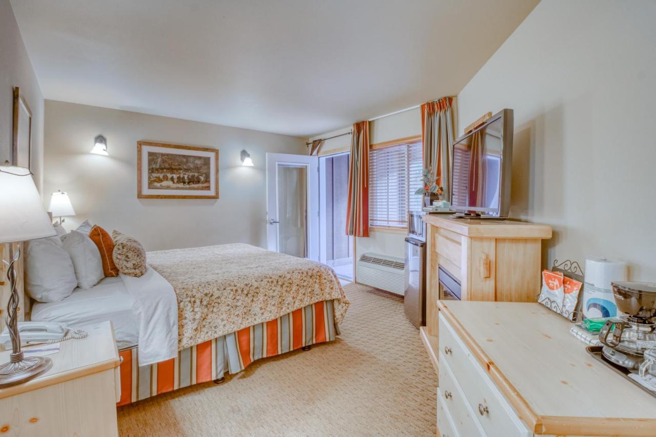 Icicle Village 401 & 402: Ponderosa Hideaway Apartment *