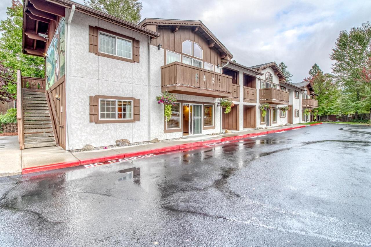 Icicle Village 401 & 402: Ponderosa Hideaway Apartment