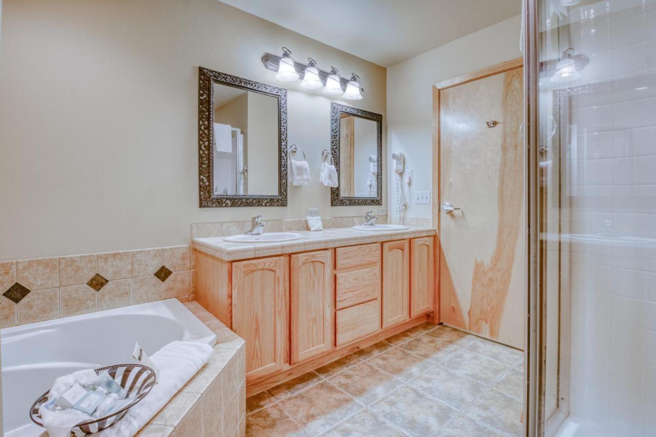 Icicle Village 401 & 402: Ponderosa Hideaway Apartment *