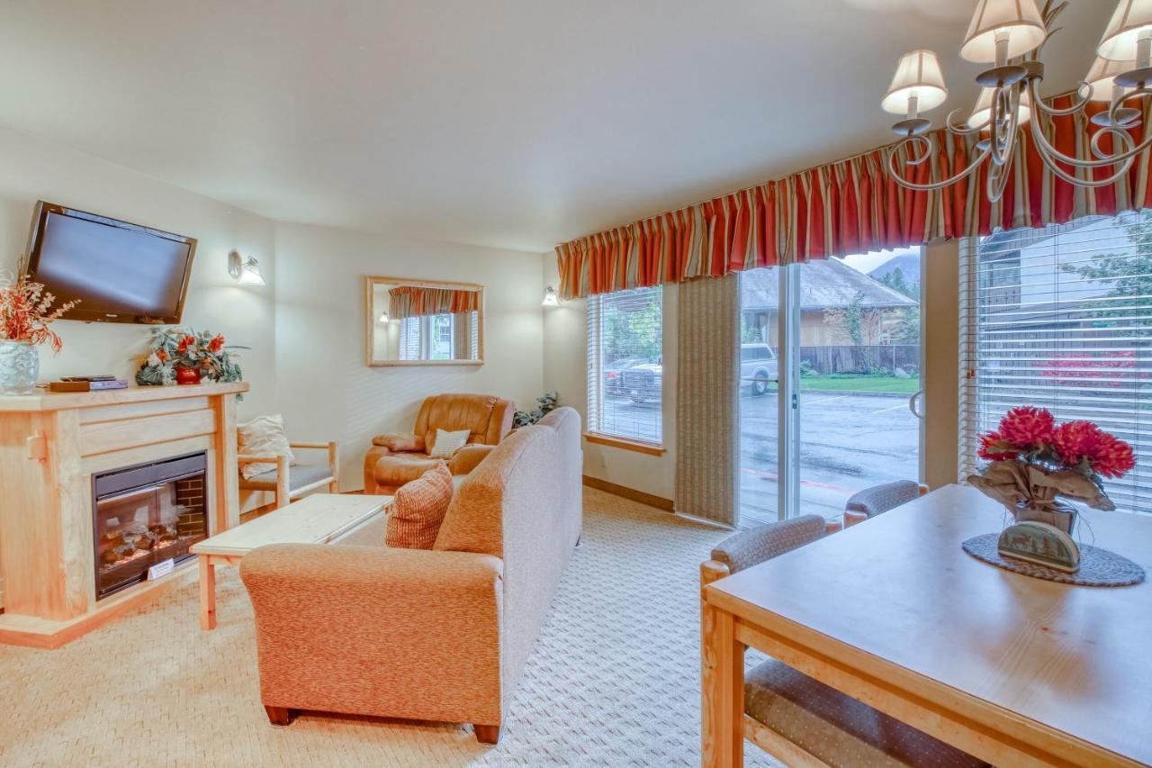 Icicle Village 401 & 402: Ponderosa Hideaway * Leavenworth