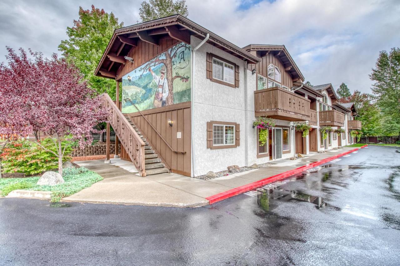 Apartment Icicle Village 401 & 402: Ponderosa Hideaway Leavenworth
