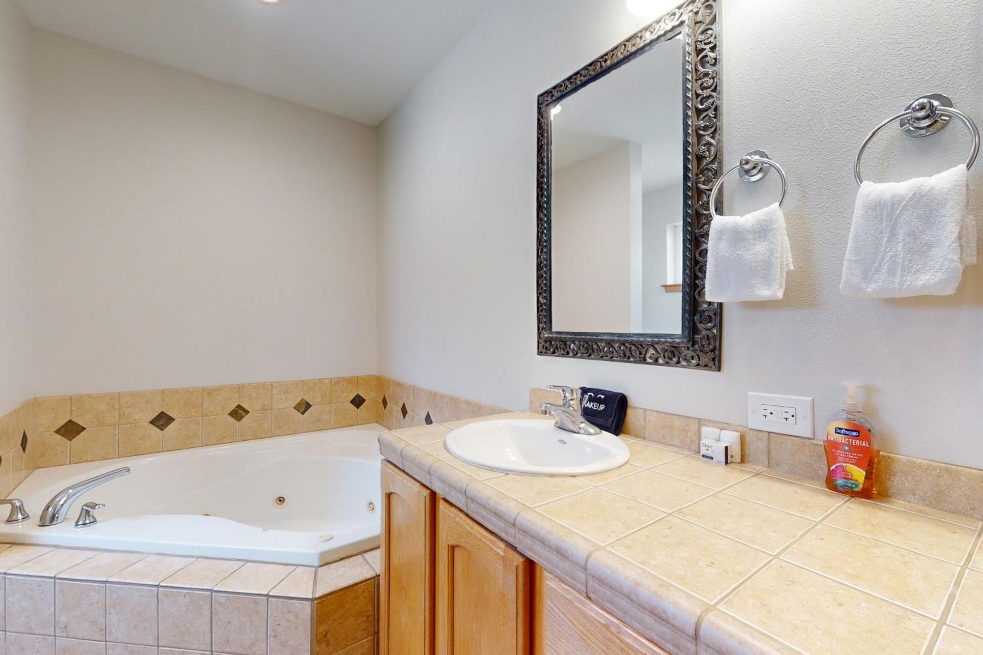 Aspen 505 & 506: Downtown Duo Apartment Leavenworth