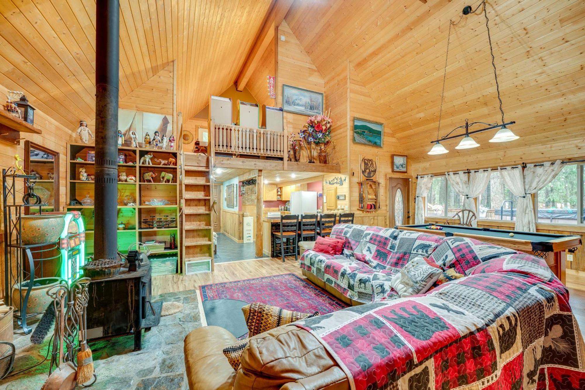 Holiday home With Deck, Hot Tub And Game Room!