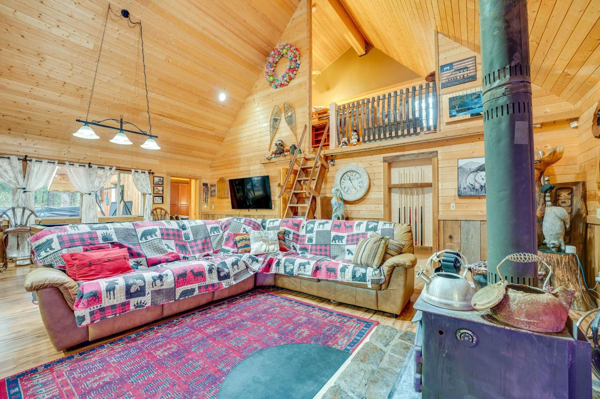 With Deck, Hot Tub And Game Room! Leavenworth
