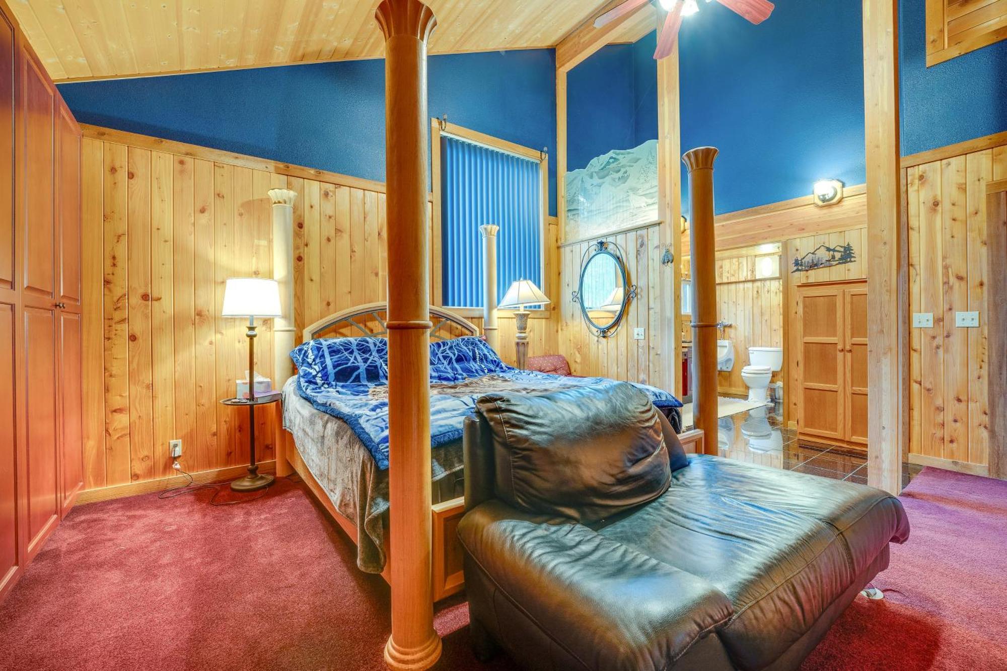 Holiday home With Deck, Hot Tub And Game Room! *
