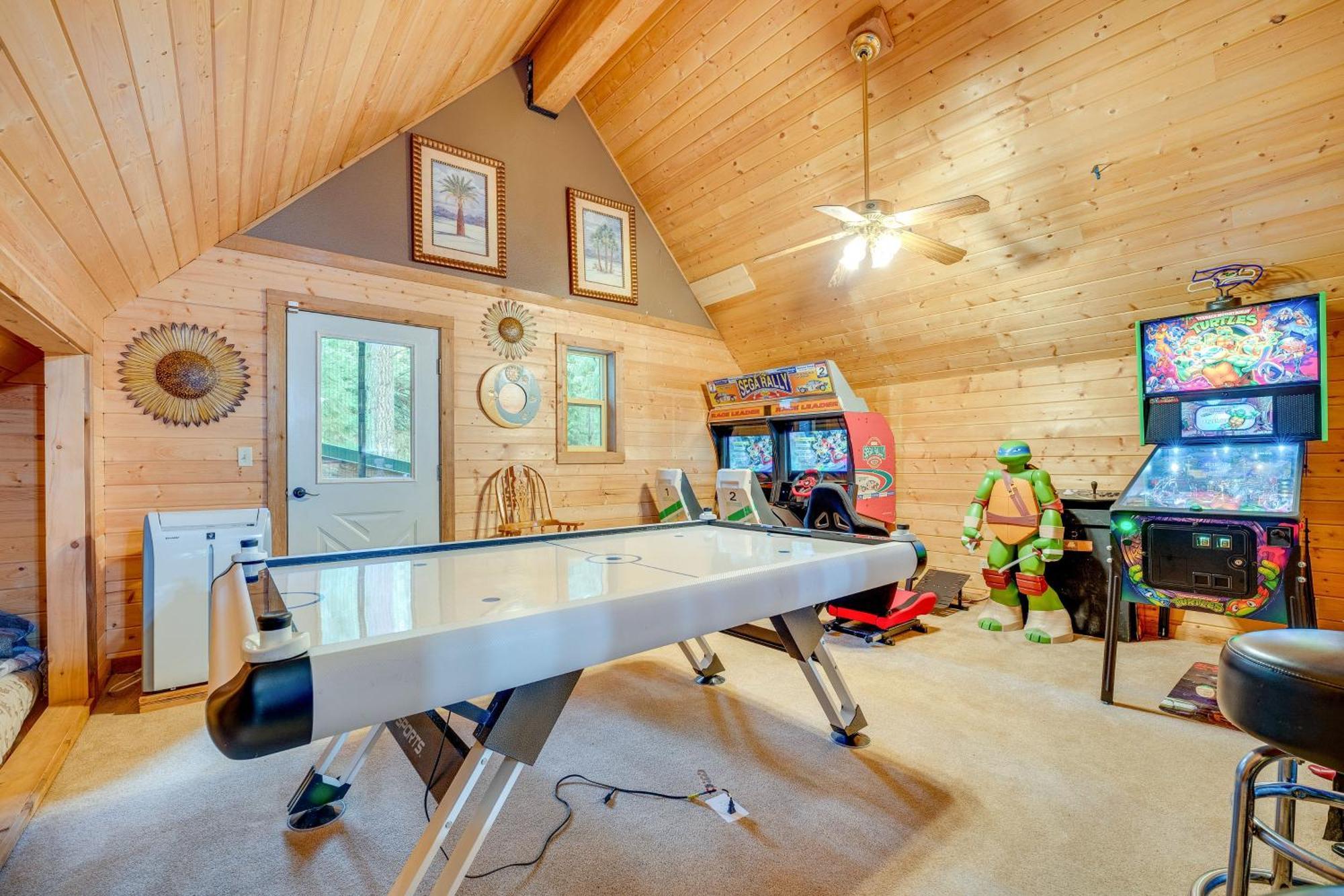 With Deck, Hot Tub And Game Room! Holiday home Leavenworth