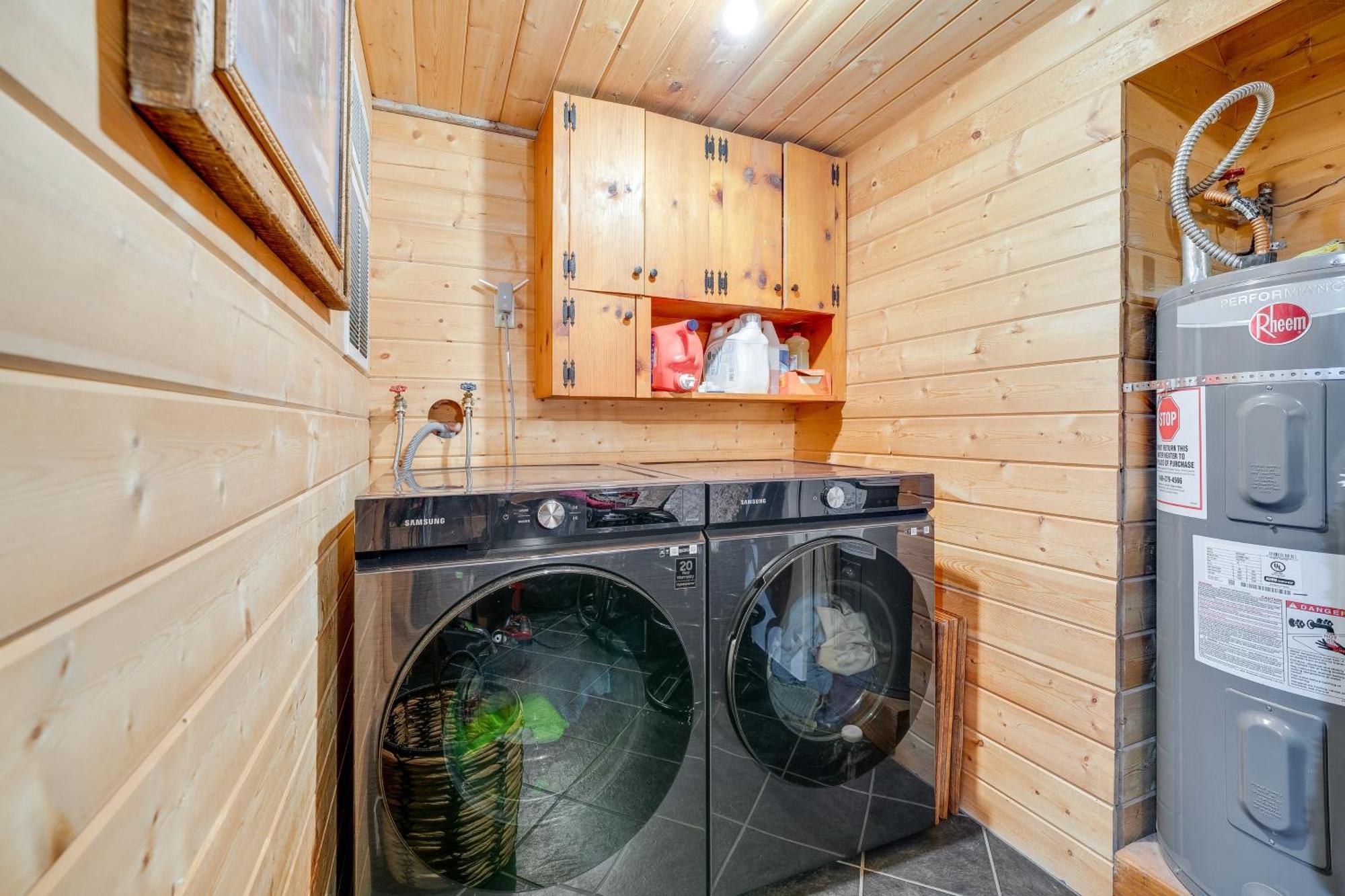 With Deck, Hot Tub And Game Room! *