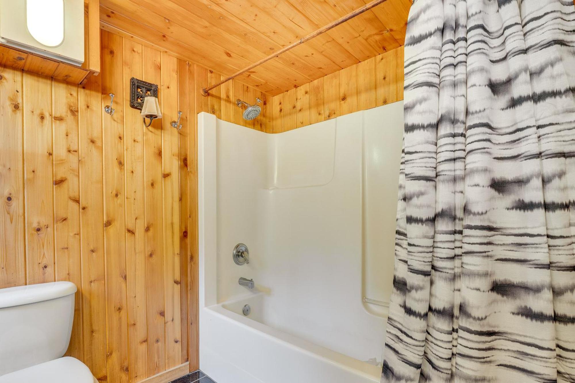 With Deck, Hot Tub And Game Room! Holiday home Leavenworth