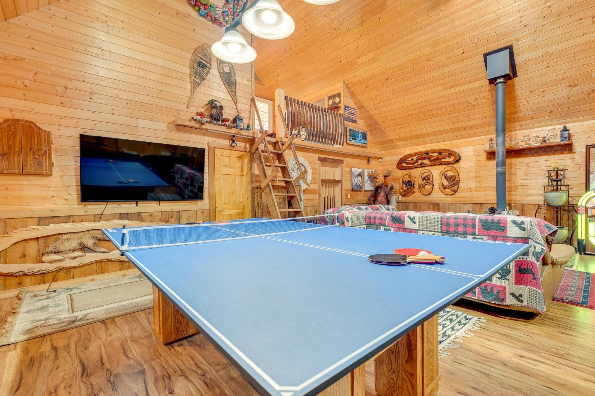 With Deck, Hot Tub And Game Room! Holiday home *
