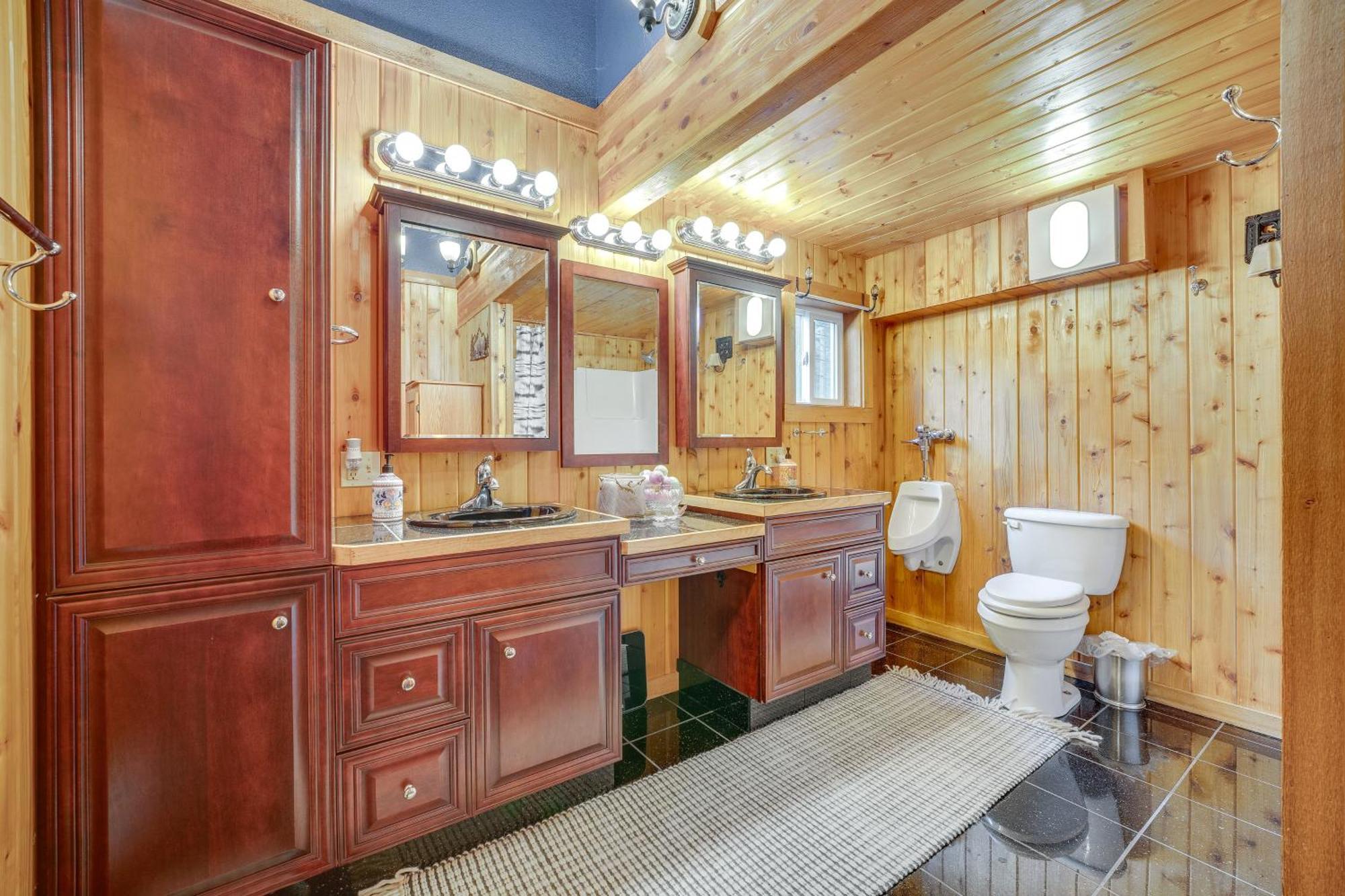 With Deck, Hot Tub And Game Room! *