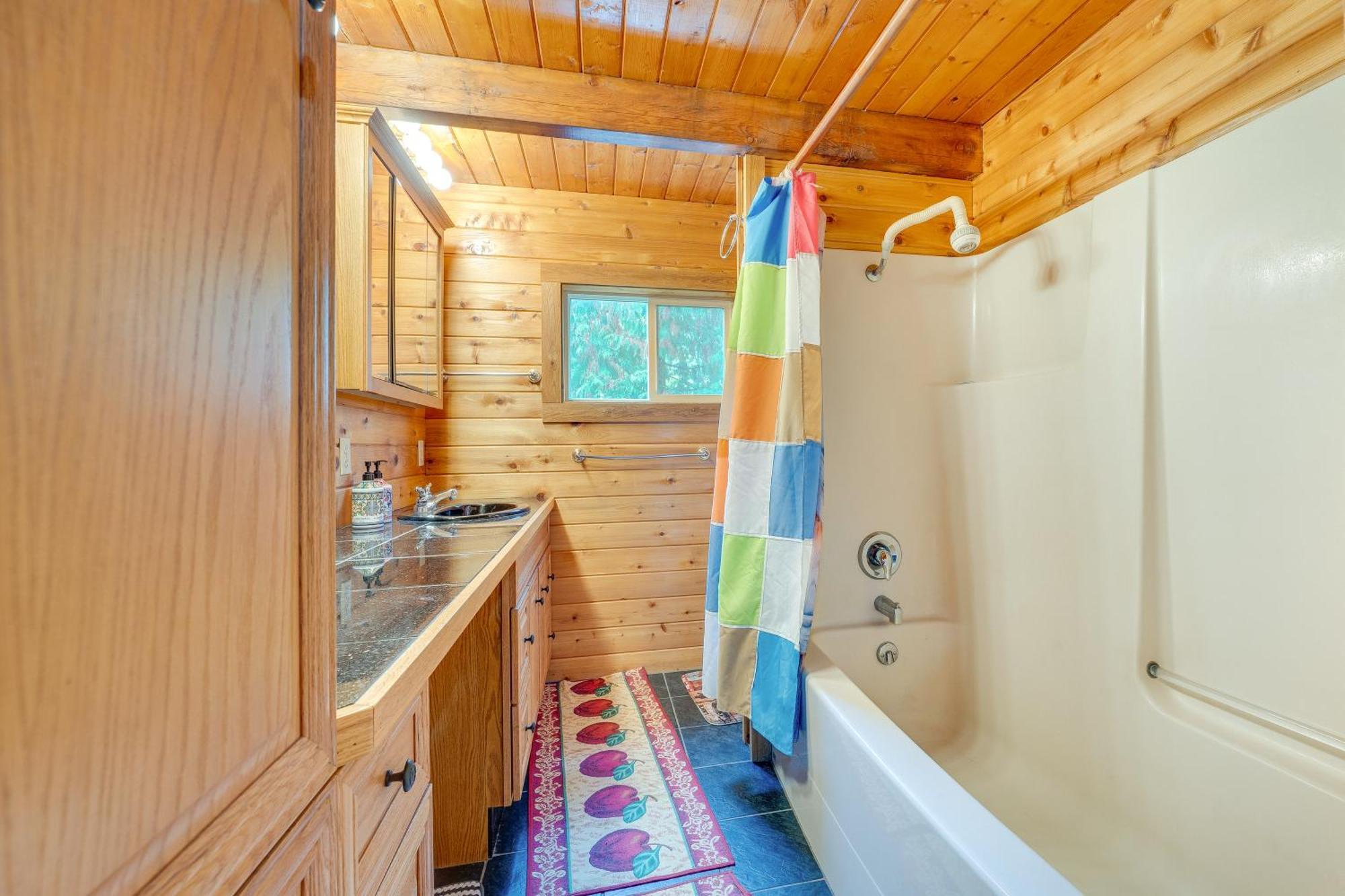 With Deck, Hot Tub And Game Room! * Leavenworth