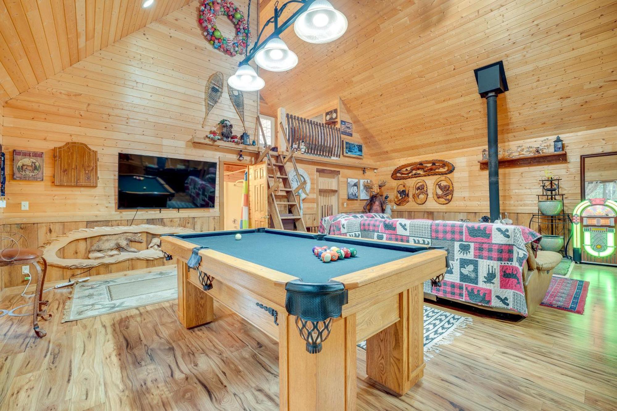 Holiday home With Deck, Hot Tub And Game Room!