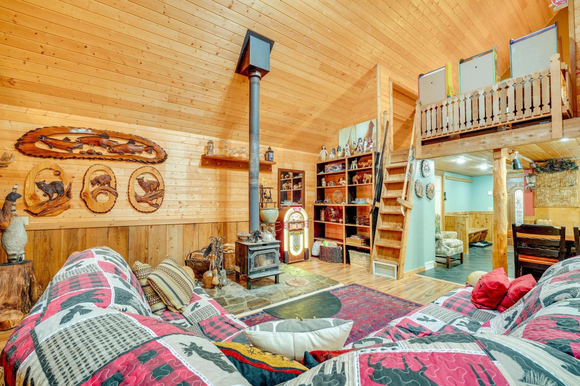 With Deck, Hot Tub And Game Room! *