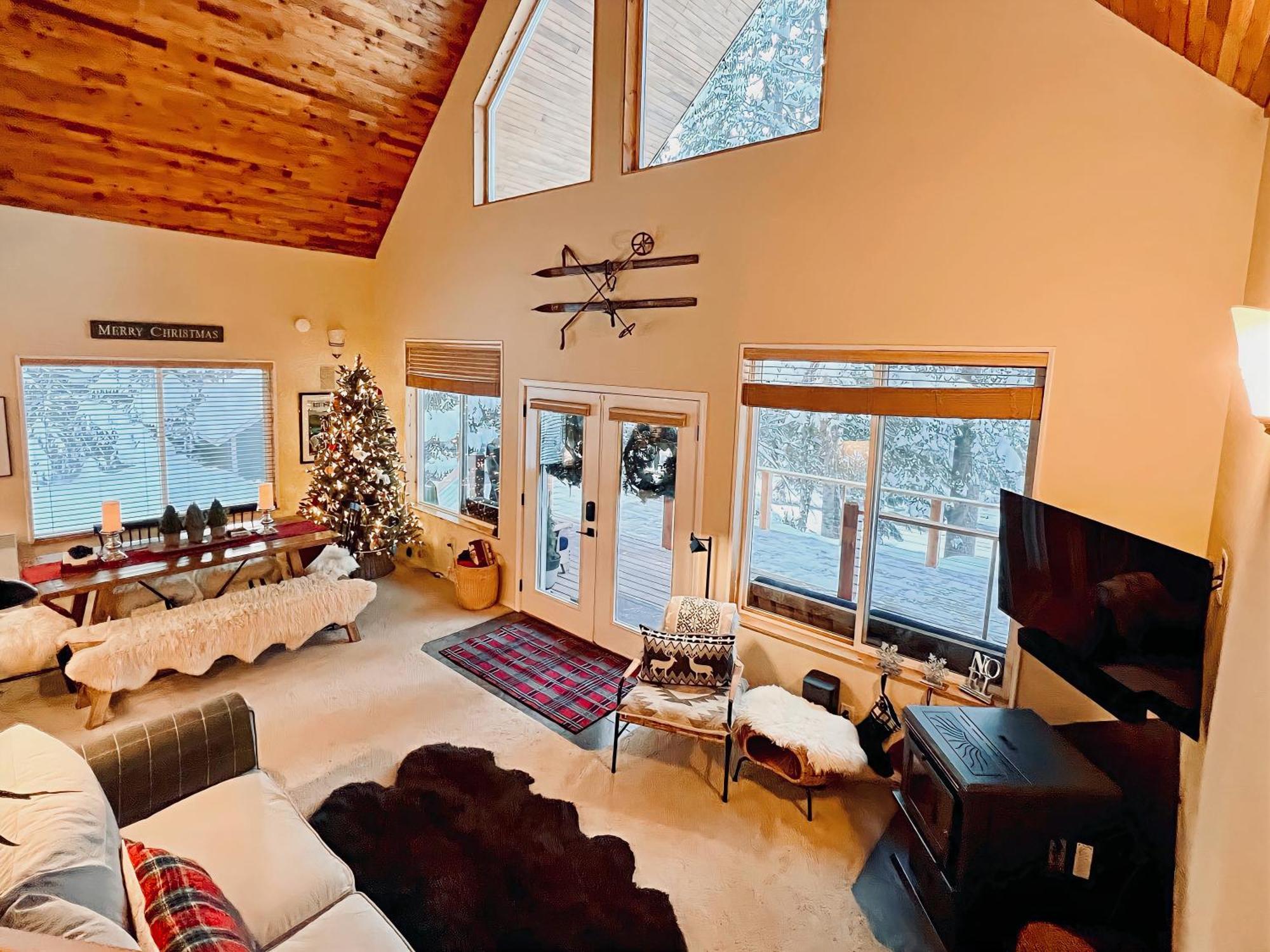 Riverfront Near Skiing, Lakes, Mtns & Chalet *