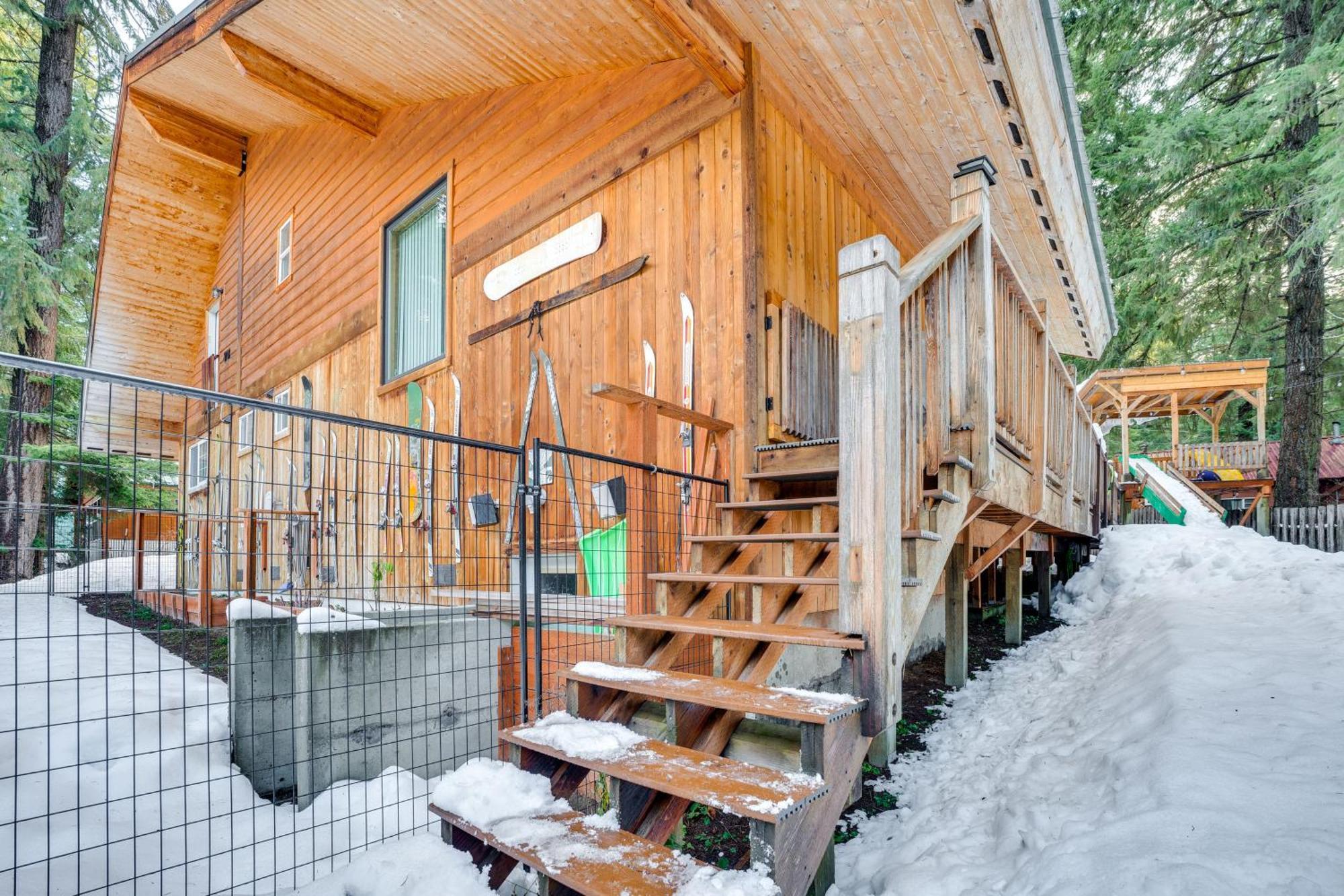 Holiday home With Deck, Hot Tub And Game Room!