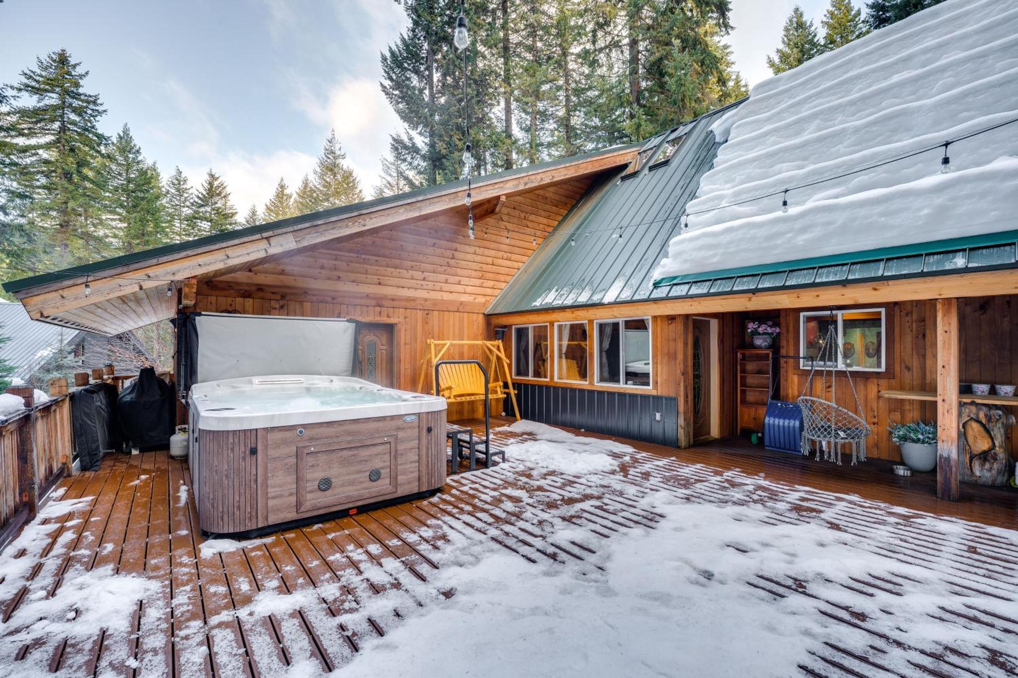 With Deck, Hot Tub And Game Room!