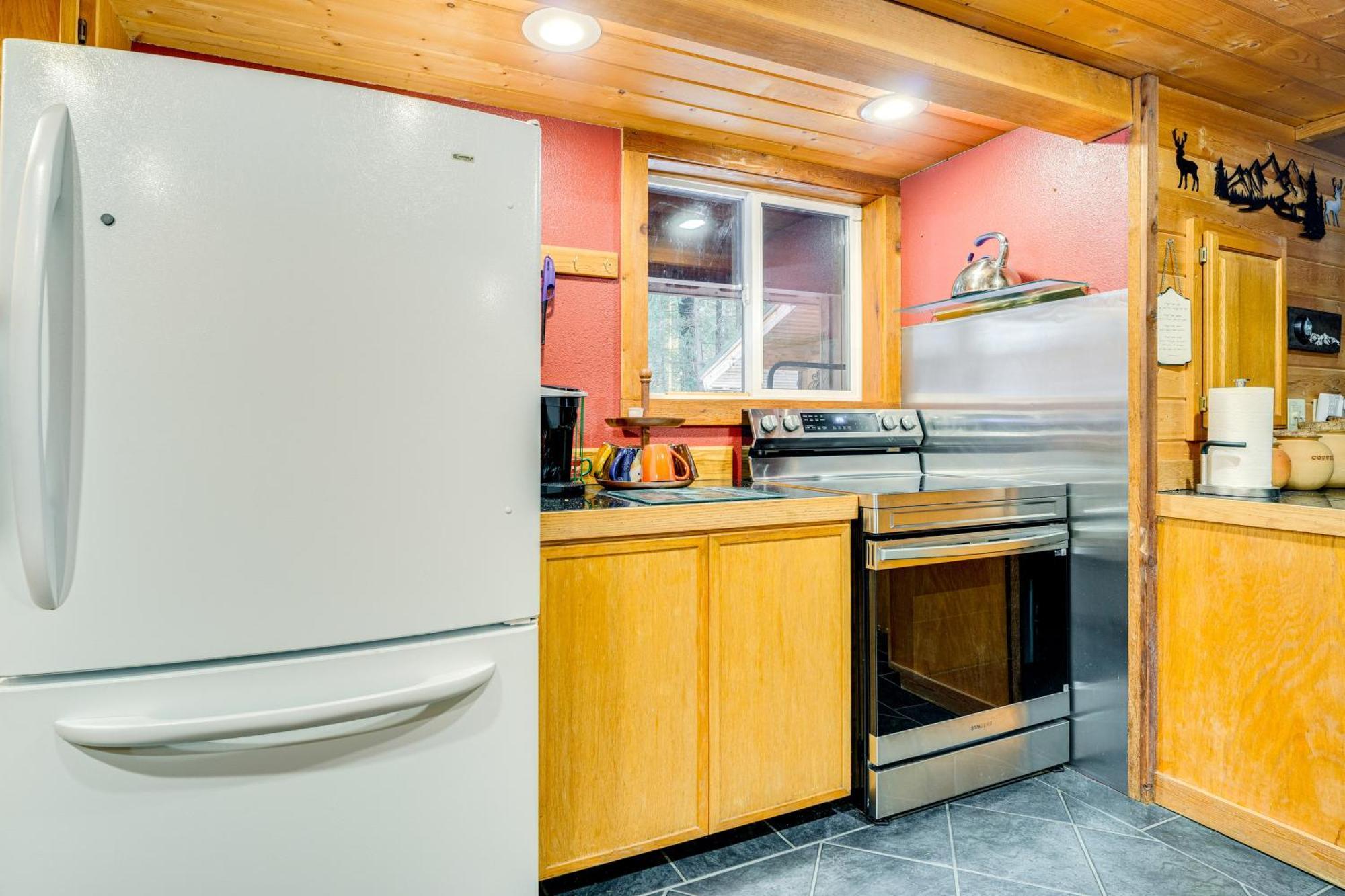 With Deck, Hot Tub And Game Room! Holiday home