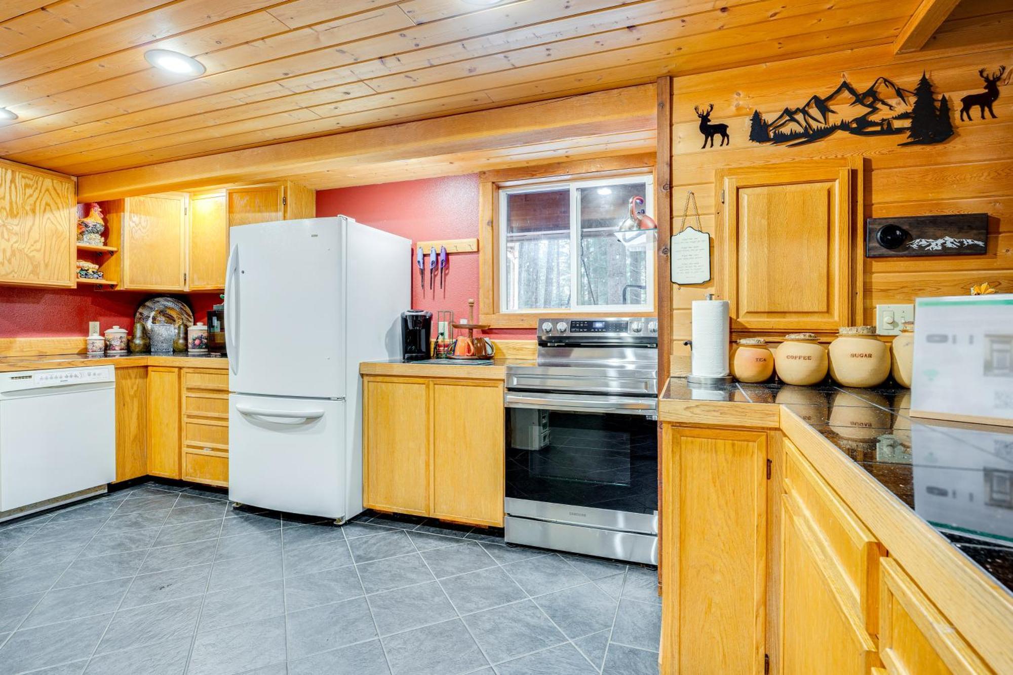With Deck, Hot Tub And Game Room! Holiday home