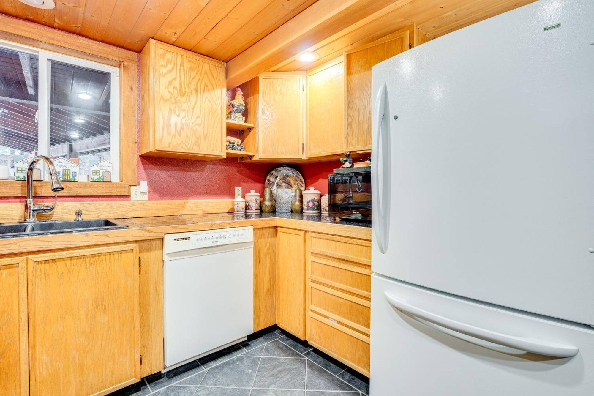 Holiday home With Deck, Hot Tub And Game Room!