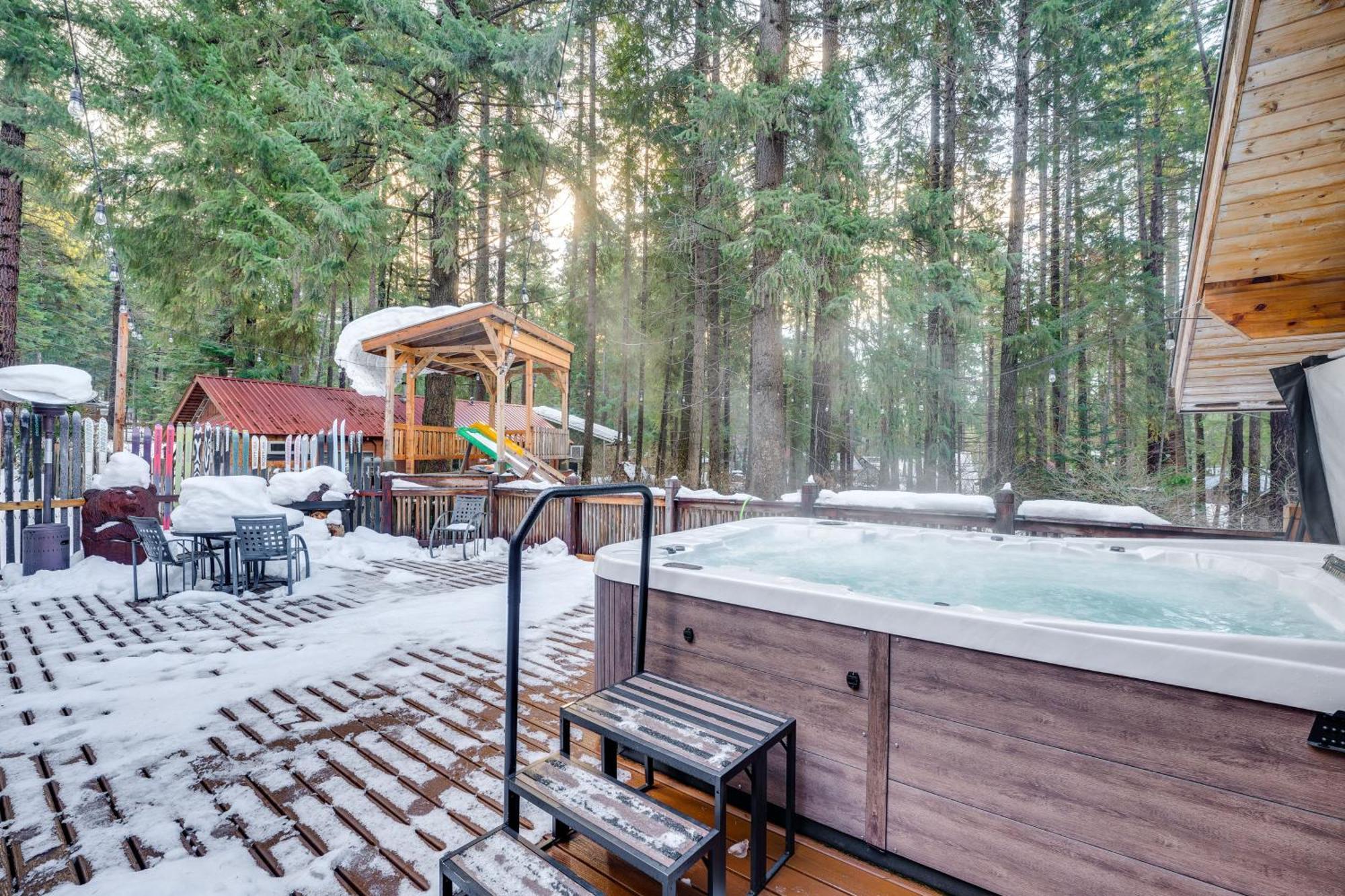 With Deck, Hot Tub And Game Room! Leavenworth